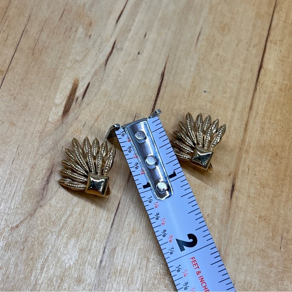 Vintage Crown Trifari Art Deco Fan Gold Tone Clip On Earrings Flapper Feather - Picture 9 of 9